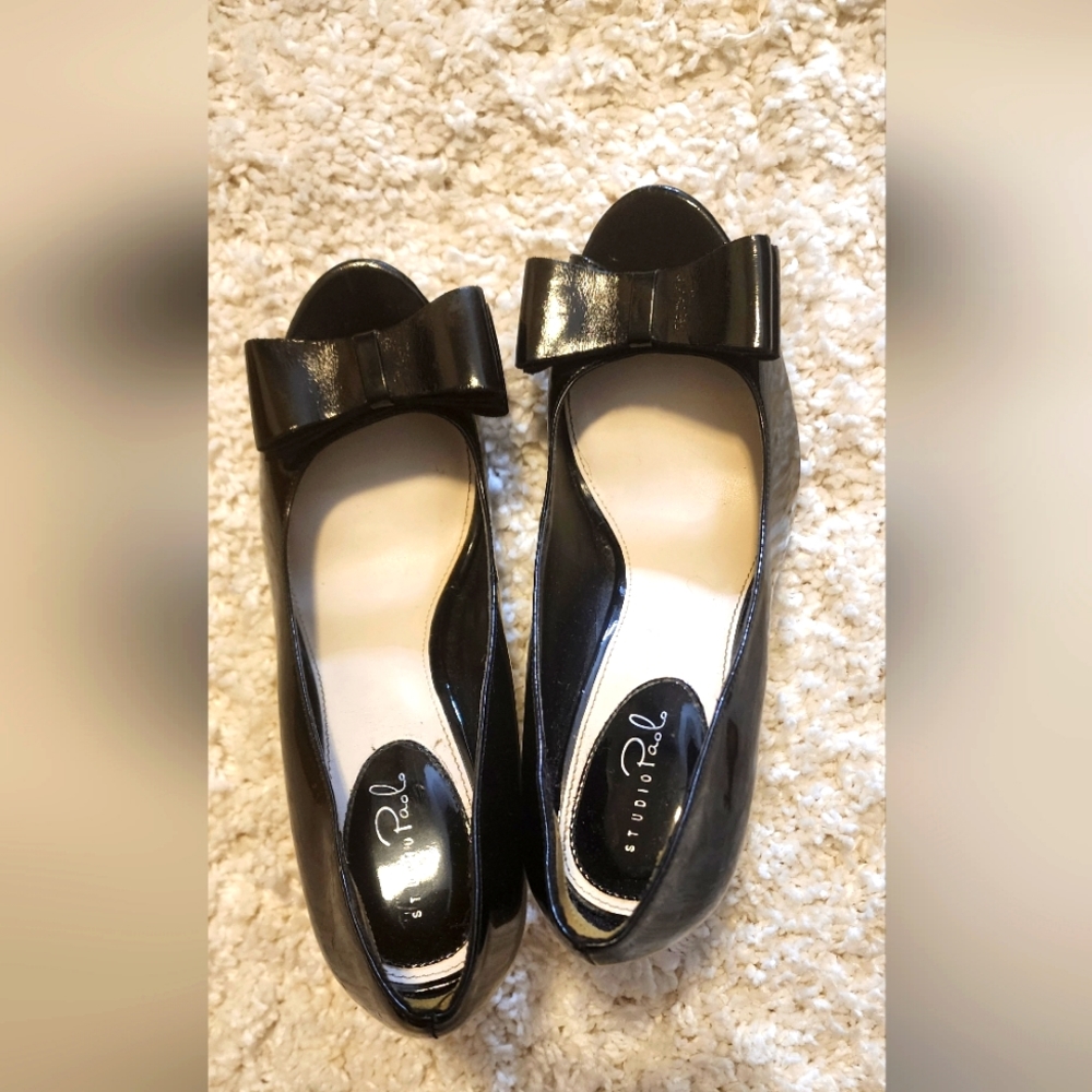 Peep toe with bow pump